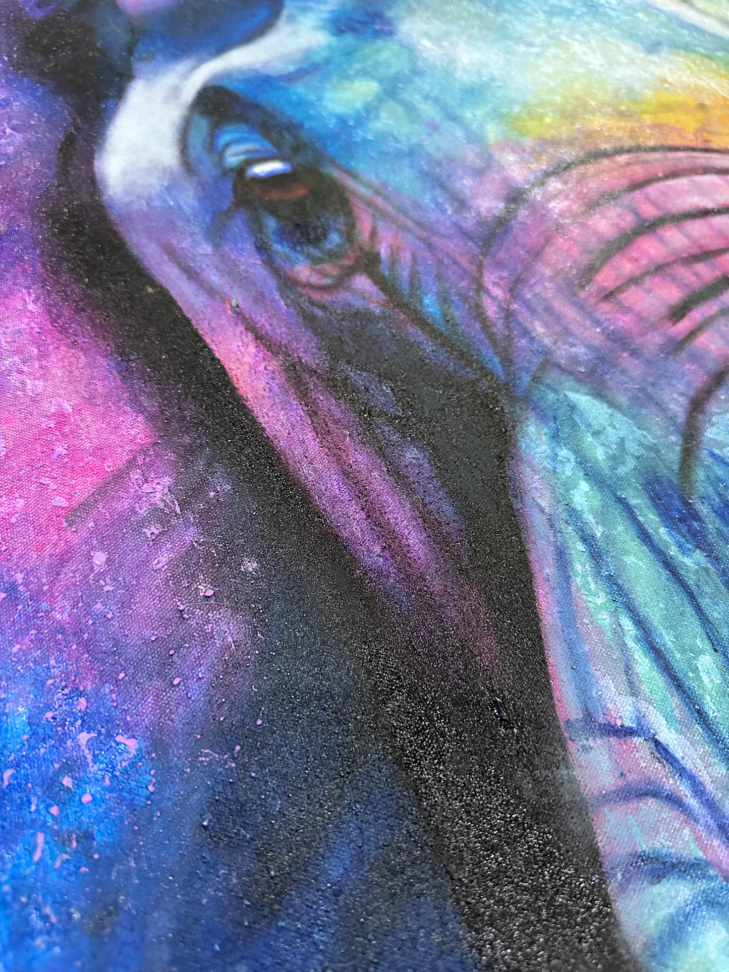 Obra elefante en tonos fríos.